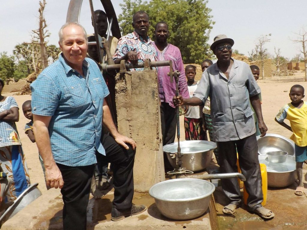 Wichtig sein den Dorfbewohnern Hilfe zur Selbsthilfe zu leisten, so würden unter anderem einige junge Leute zu Brunnenhelfern ausgebildet.